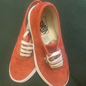 Work twice in house vans. Women’s 9.0 men’s 7.5. Lovely, didn’t wear at all.